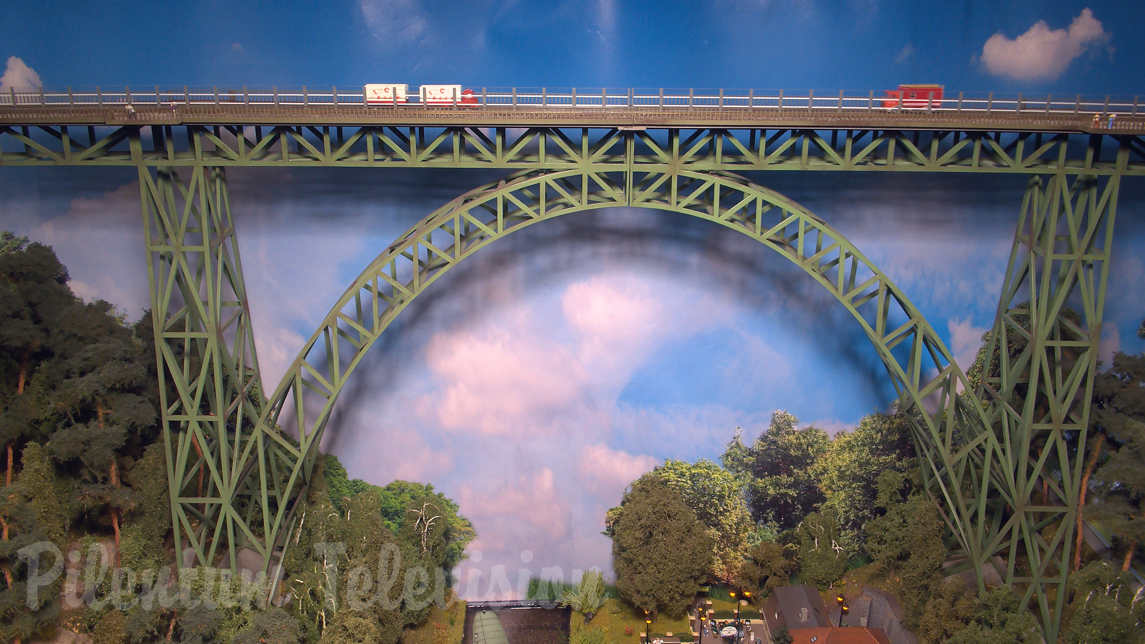 Il ponte ferroviario più alto della Germania - Plastico ferroviario modulare con trenini in scala TT